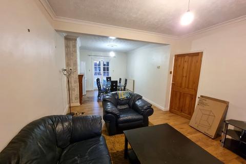 3 bedroom terraced house to rent, Wilmington Gardens, Barking IG11