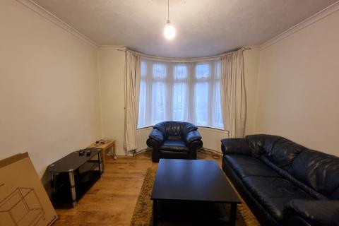 3 bedroom terraced house to rent, Wilmington Gardens, Barking IG11