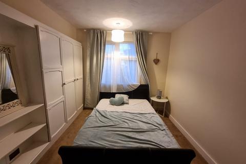 3 bedroom terraced house to rent, Wilmington Gardens, Barking IG11