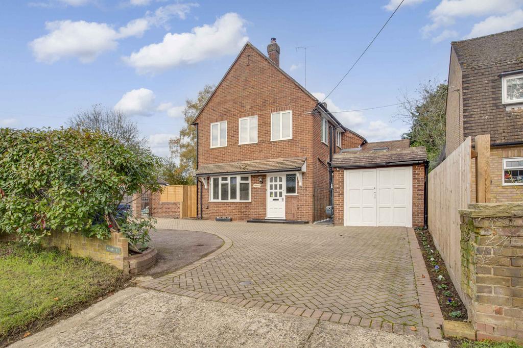 Marlow Road, Bourne End 3 bed detached house for sale £885,000