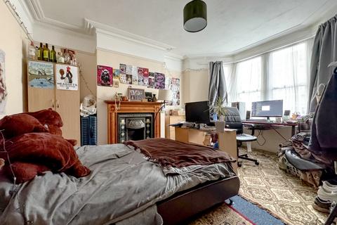 6 bedroom terraced house to rent, Beverley Road, Bristol BS7