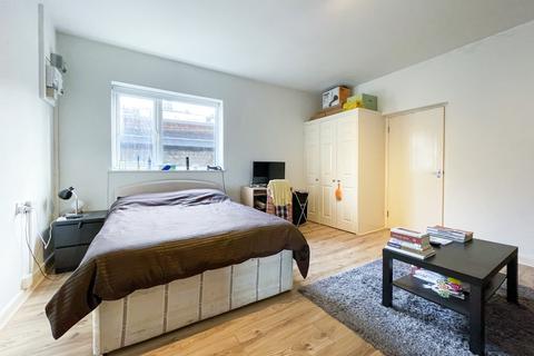 Studio to rent, Princes Avenue, London N10