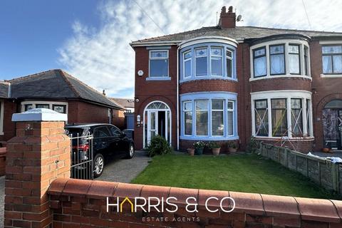 4 bedroom semi-detached house to rent, Patterdale Avenue, Blackpool, FY3