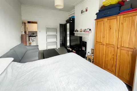 Studio to rent, Princes Avenue, London N10