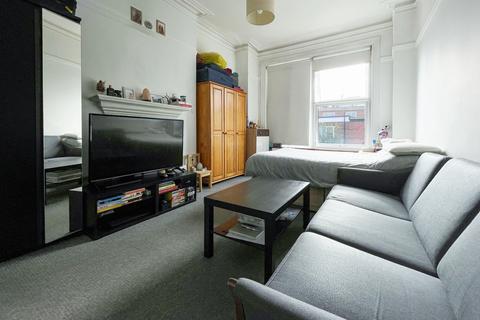 Studio to rent, Princes Avenue, London N10