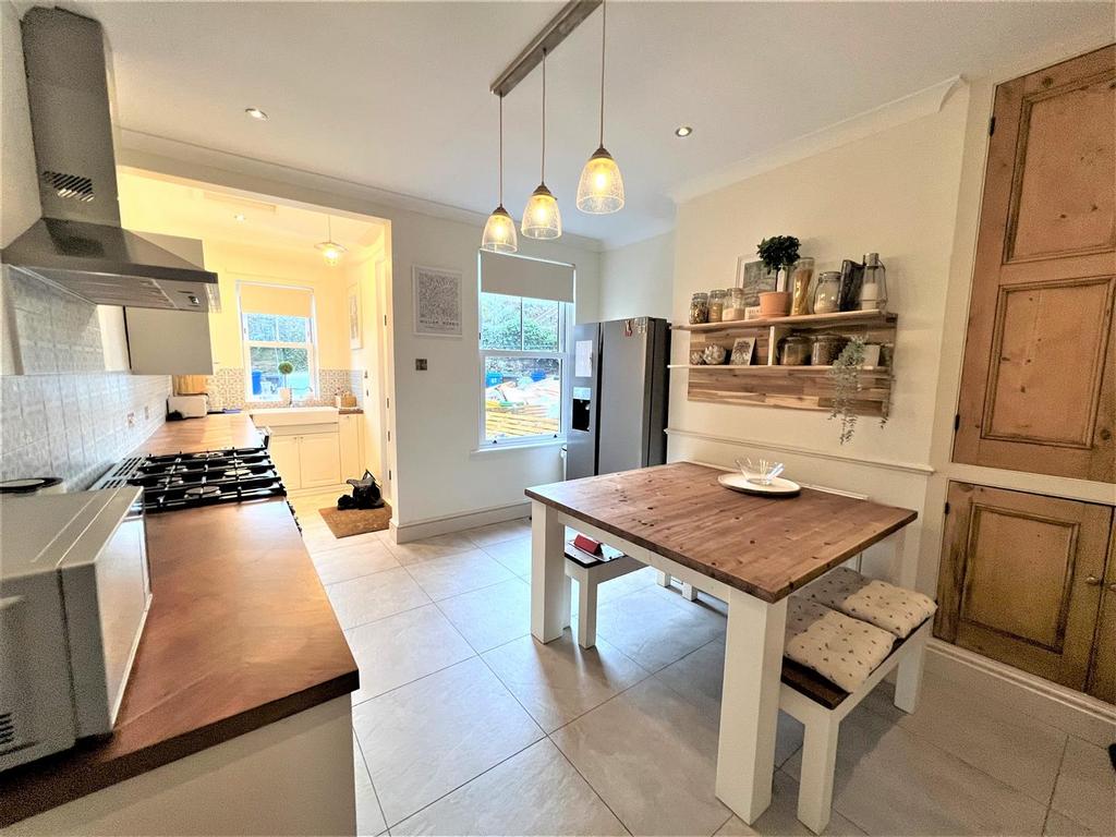 Large fitted kitchen/dining room