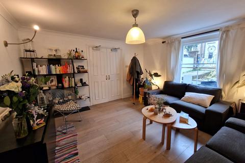 3 bedroom ground floor maisonette to rent, Graham Road, London E8