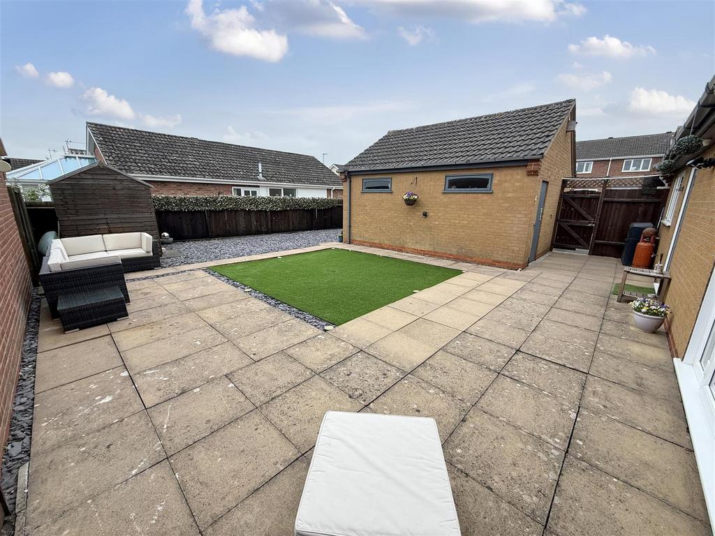 Low maintenance south facing rear garden