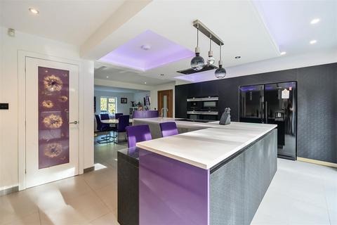 7 bedroom detached house for sale, Heather Close, Kingswood