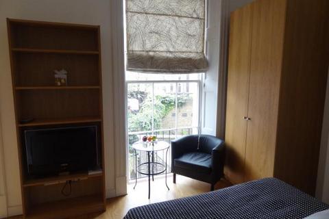 Studio to rent, Cartwright Gardens, Bloomsbury, London, WC1H