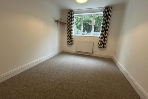 2 bedroom flat to rent, Winchester Road, Southampton SO32