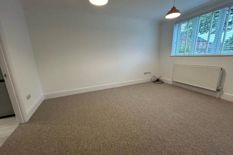 2 bedroom flat to rent, Winchester Road, Southampton SO32