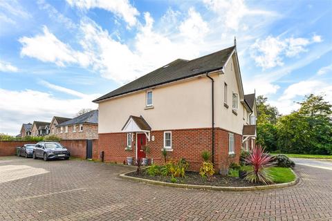 3 bedroom end of terrace house for sale, Blossom Way, Barnham