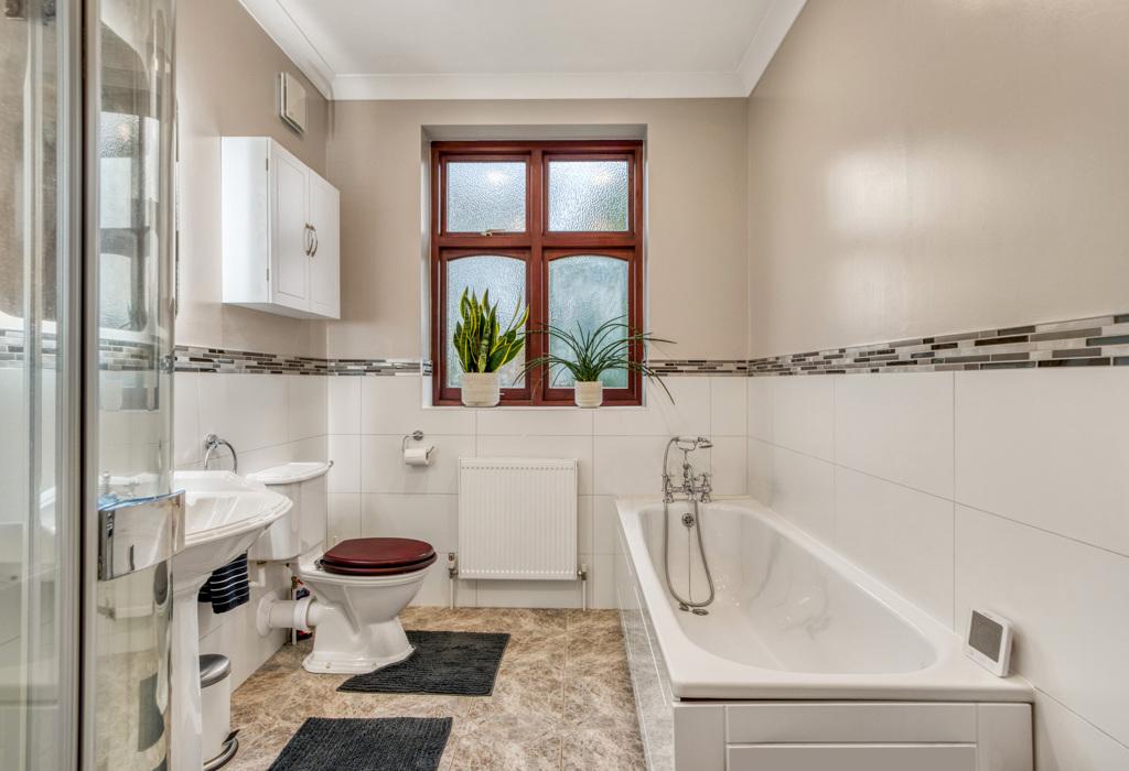 Bury Street West, family bathroom