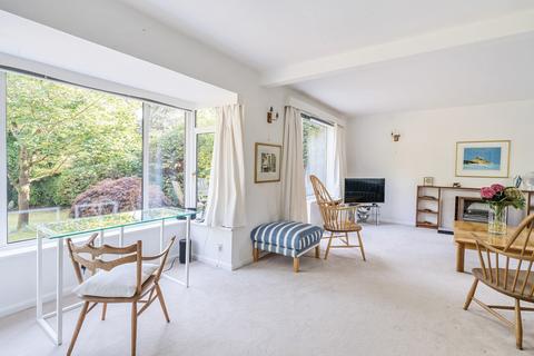 6 Abbots Ride, Farnham, GU9 8HY