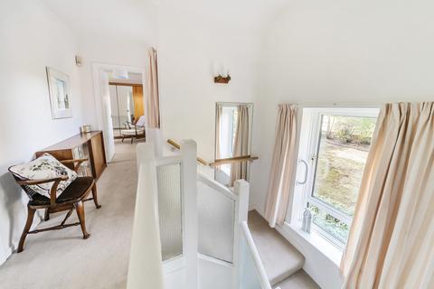 6 Abbots Ride, Farnham, GU9 8HY