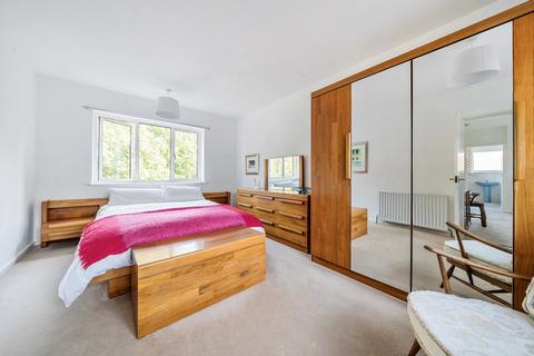 6 Abbots Ride, Farnham, GU9 8HY