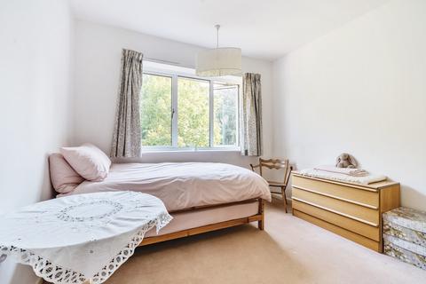 6 Abbots Ride, Farnham, GU9 8HY