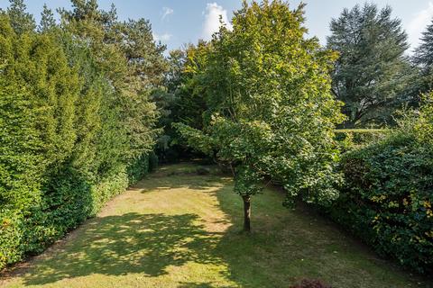 6 Abbots Ride, Farnham, GU9 8HY