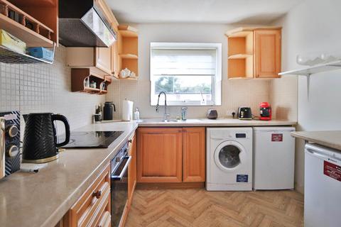 2 bedroom flat for sale, Linden Grove, New Malden