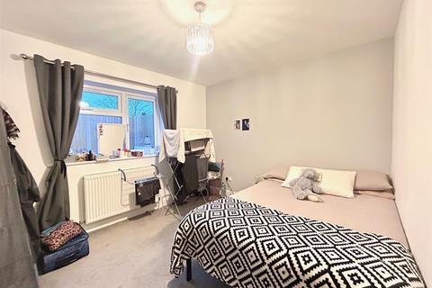 3 bedroom flat to rent, Saxon Drive, Acton, W3