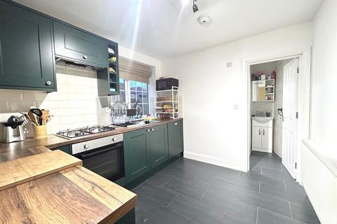 3 bedroom flat to rent, Saxon Drive, Acton, W3