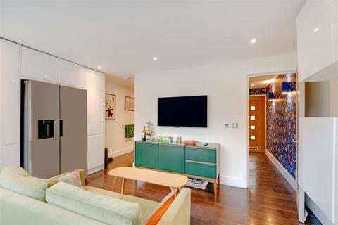 21 Trecastle Way, London, N7 0EL