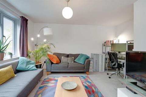 21 Trecastle Way, London, N7 0EL