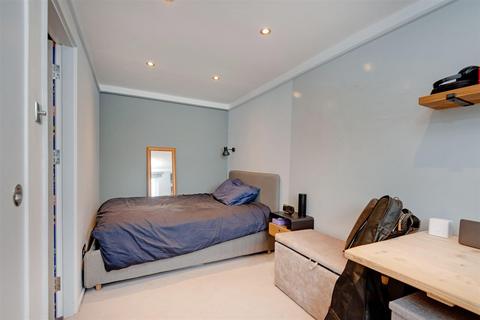 21 Trecastle Way, London, N7 0EL