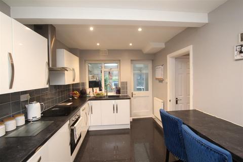 2 bedroom house to rent, Costead Manor Road, Brentwood