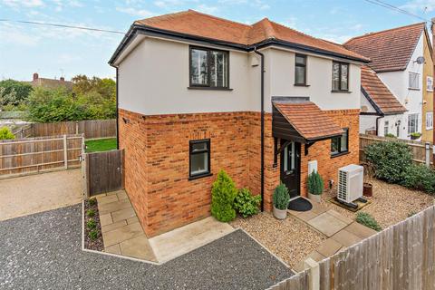 3 bedroom detached house to rent, Elmsway, Ashford TW15