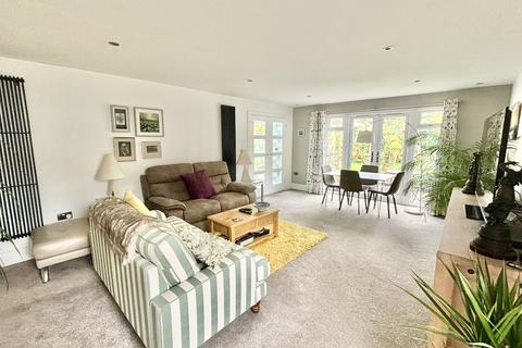 10 Brookdale Close, Broadstone, BH18 9AA