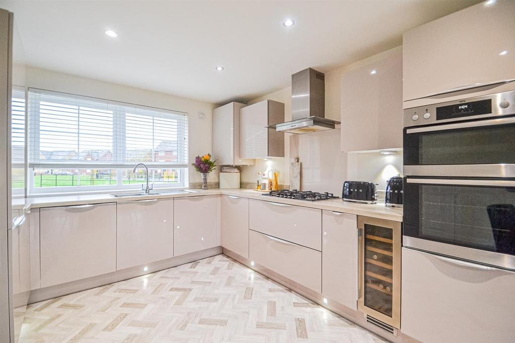 High Gloss Fitted Kitchen