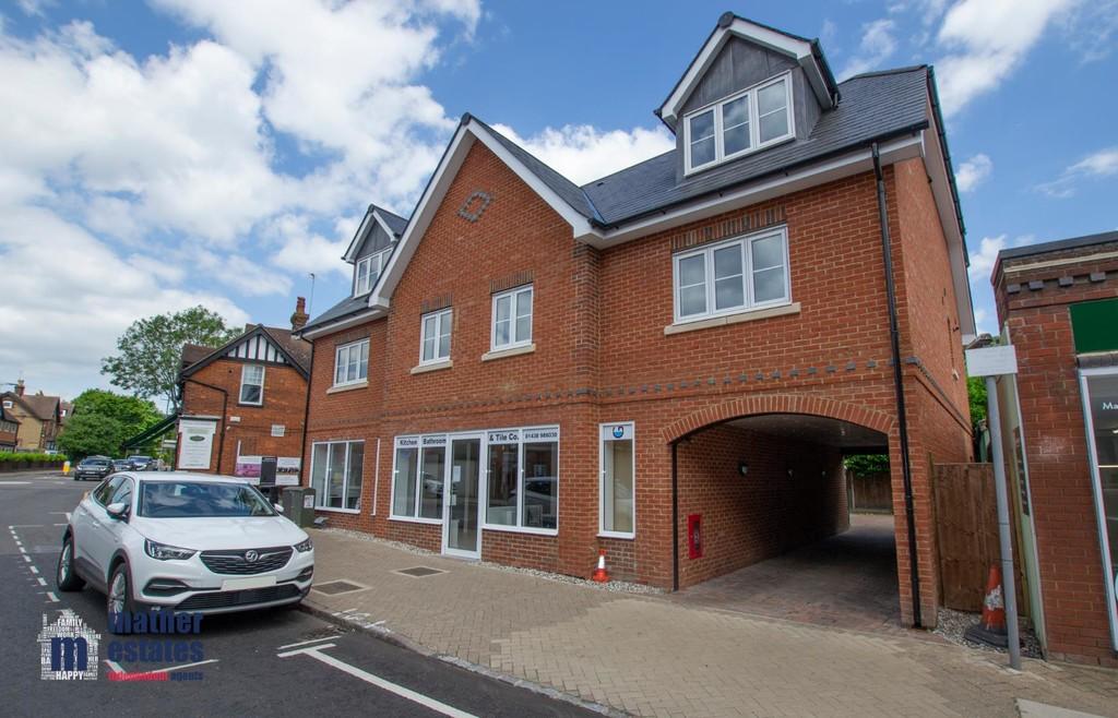 London Road, Knebworth 2 bed apartment to rent £1,400 pcm (£323 pw)