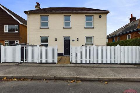 3 bedroom detached house for sale, Avon Road East, Christchurch