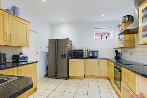 3 bedroom detached house for sale, Avon Road East, Christchurch