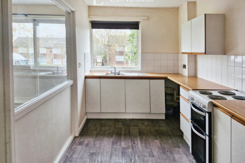 2 bedroom maisonette to rent, Ashdown Road