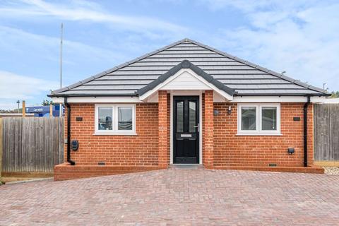 1 bedroom detached bungalow to rent, Vale Rise, Tonbridge TN9