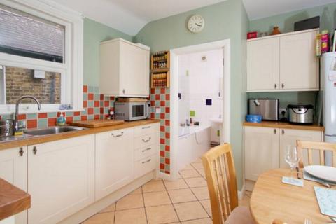 3 bedroom flat to rent, Atheldene Road, London, SW18