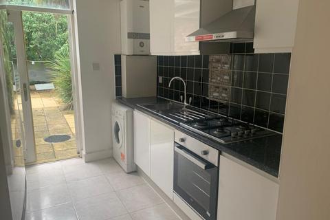 1 bedroom ground floor flat to rent, LONGLEY ROAD TOOTING BROADWAY