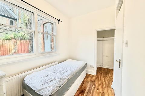 3 bedroom apartment to rent, Adelaide Avenue, London