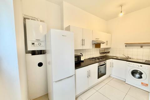 3 bedroom apartment to rent, Adelaide Avenue, London