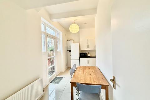 3 bedroom apartment to rent, Adelaide Avenue, London