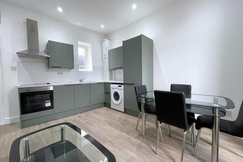 3 bedroom flat to rent, Battersea Park Road, London