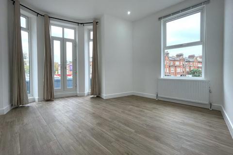 3 bedroom flat to rent, Battersea Park Road, London