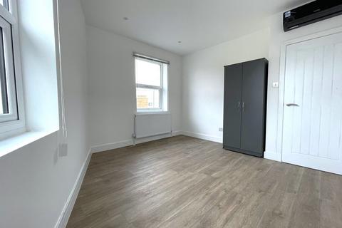 2 bedroom flat to rent, Battersea Park Road, London