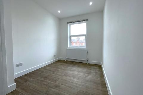 2 bedroom flat to rent, Battersea Park Road, London