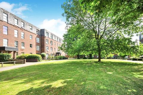 2 bedroom flat to rent, Marlowe Gardens, London SE9
