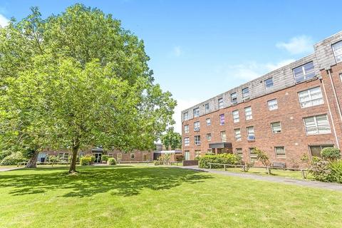 2 bedroom flat to rent, Marlowe Gardens, London SE9