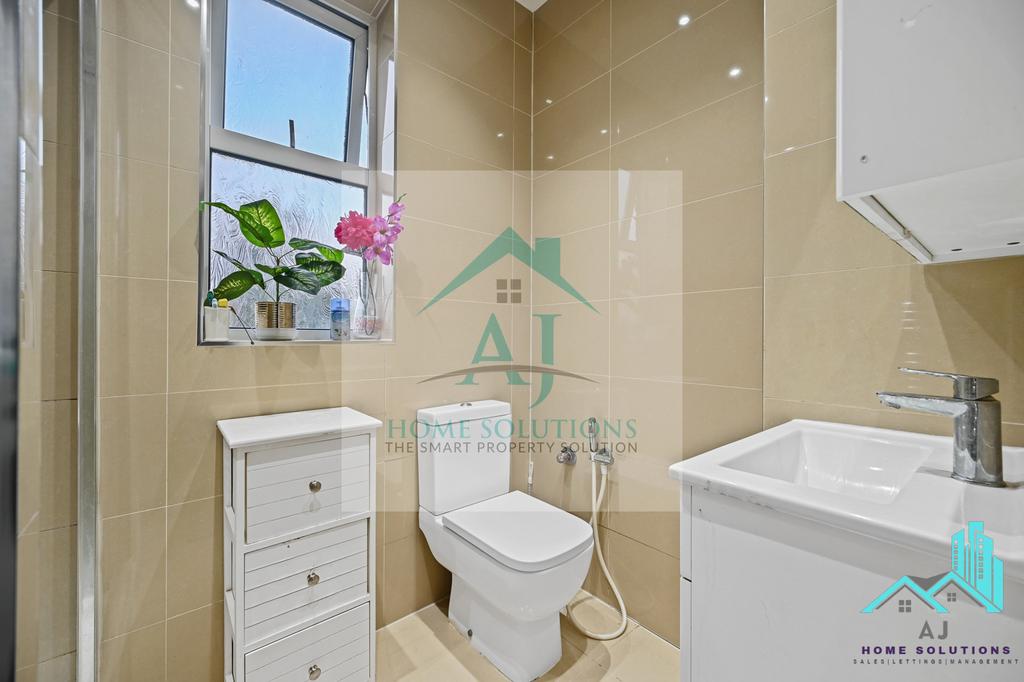 RCAJsolutions  51 wargrave road    bathroom 1 (1)